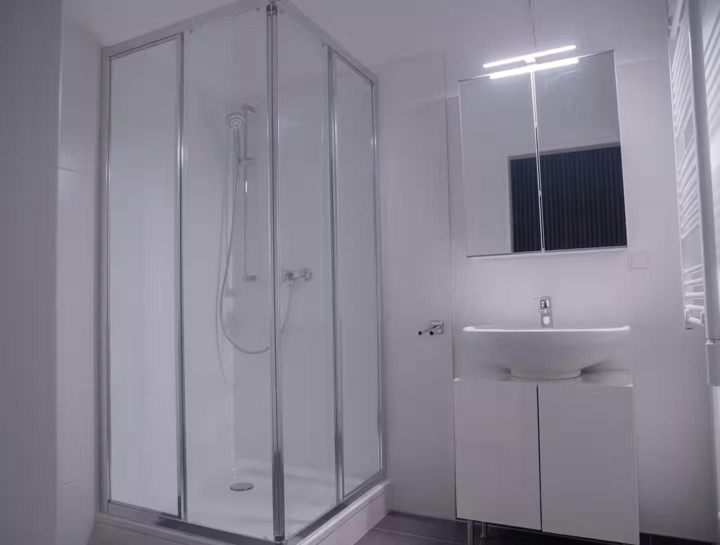 Parking Garage I Fast Wifi - 3 Min Walk To Metro Apartment